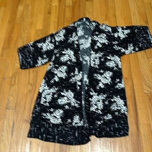 Ladies black & white kimono/beach coverup